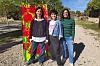 La coalcaldessa Alba Muntadas, la il·lustradora Marta Torrell i la regidora de Cultura, Gemma Maymó, a la presentació del cartell de Sant Jordi