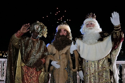 Els Reis Melcior, Gaspar i Baltasar saluden en la seva arribada a Tarragona, on han estat rebuts amb un castell de focs