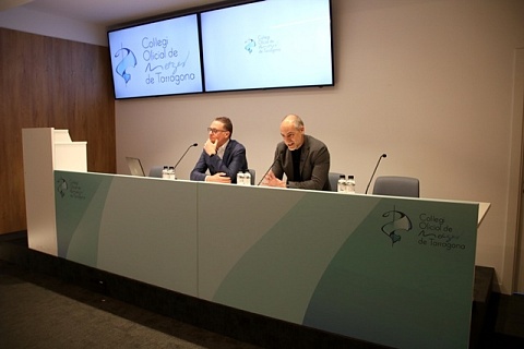Sergi Boada, president del Col·legi Oficial de Metges de Tarragona; i Manuel Carasol, secretari, durant la roda de premsa per presentar les dades d'agressions de 2023 