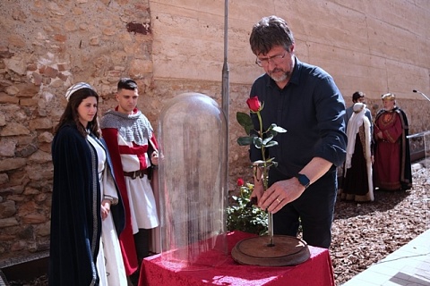 El president de l'Associació Medieval de la Llegenda de Sant Jordi, Maties Martí, col·loca la primera rosa de Catalunya en un recipient de vidre