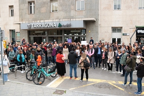Més d'un centenar de persones s'han concentrat davant l'estació de tren de Tarragona per reclamar un servei ferroviari digne