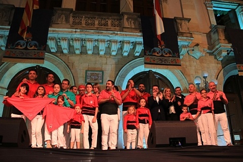 Representants de diverses colles castelleres durant la inauguració del Museu Casteller de Catalunya