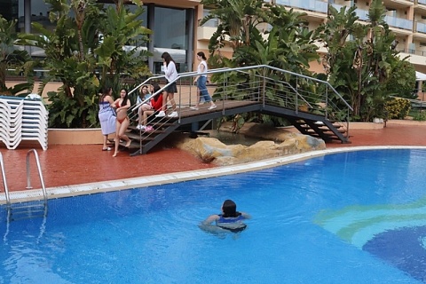 Un grup de joves a la piscina de l'hotel 4R Gran Regina de Salou