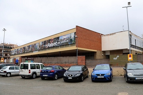 Imatge de l'exterior de l'antiga fàbrica tèxtil Falbar, a Falset