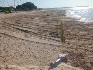 Imatge de les tasques de millora que s&#039;han realitzat aquest matí a la platja de l&#039;Esquirol