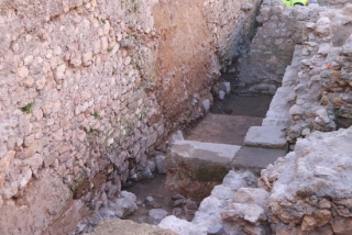 Imatge de les dues naus del magatzem romà, separades per un carreu transversal, descobertes durant les excavacions al teatre romà de Tarragona