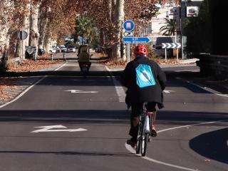Ciclista en una de les vies d&#039;accés a la ciutat de Tarragona