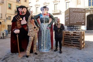 La Reina Concubina i el Rei Carnestoltes amb el Ninot la Ninota i la Bota de Carnaval de Tarragona 2023