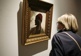 Una visitant contempla la nova obra de Francesc Galofré Oller, adquirida pel Museu de Valls, que es pot datar vora l&#039;any 1890
