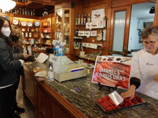 Imatge d&#039;unes dones comprant caramels de Dijous Gras a la pastisseria Santacana de Valls