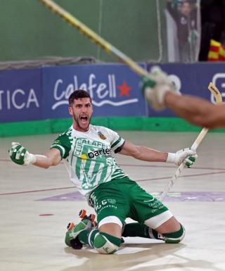 Sergio Miras celebra un dels gols que va marcar en el partit de quarts de final