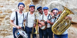Aquest divendres, a les 18h, el grup de swing, Stromboli Jazz Band farà una cercavila pels carrers de vianants comercials del centre de la ciutat