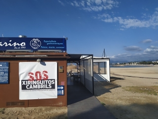 Imatge d&#039;una guingueta de la platja de la Llosa amb el cartell reivindicatiu &quot;SOS Xiringuitos Cambrils&quot;