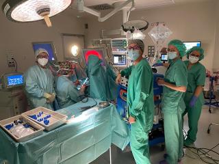 L&#039;equip del servei d&#039;Urologia del Pius Hospital de Valls en el primer procediment practicat amb el làser d&#039;Holmi