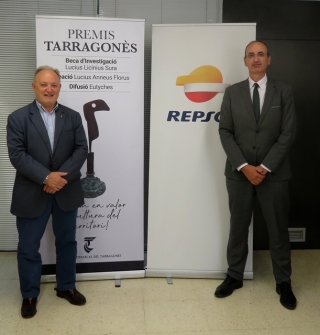 El president del Consell Comarcal del Tarragonès, Joan Martí Pla, i el director del Complex de Repsol a Tarragona, Javier Sancho, van renovar ahir el conveni de col·laboració