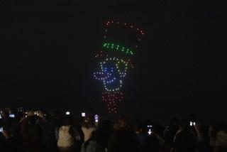 Imatge dels espectadors privilegiats que han pogut veure l&#039;espectacle de drons de la festa de l&#039;encesa de llums de Nadal, al Balcó del Mediterrani