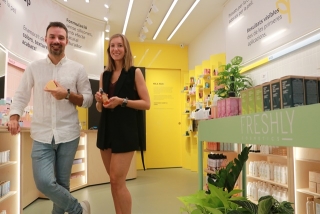 Els cofundadors de Frehsly Cosmetics, Miquel Antolín i Mireia Trepat, a la nova botiga de Reus