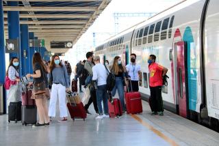 Imatge d&#039;arxiu d&#039;uns passatgers arribant amb el tren d&#039;Ouigo, a l&#039;estació Camp de Tarragona