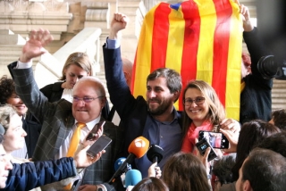 Els consellers cessats pel 155 Lluís Puig, Toni Comín i Meritxell Serret celebren la decisió del jutge