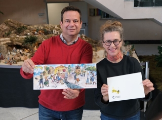 L&#039;artista Nuri Mariné i l&#039;alcalde Oliver Klein mostren la postal nadalenca de l&#039;Ajuntament de Cambrils