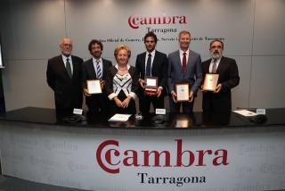 La presidenta de la Cambra de Tarragona, Laura Roigé, amb els premiats