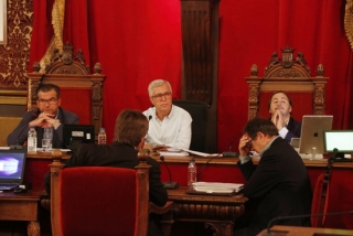 L&#039;alcalde de Tarragona, Josep Fèlix Ballesteros, assegut entre els tinents d&#039;alcalde José Luis Martín i Pau Pérez, en el ple extraordinari d&#039;avui
