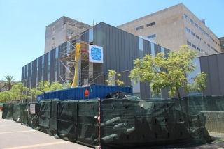 Obres al bloc quirúrgic de l&#039;hospital Joan XXIII de Tarragona vistes des de l&#039;exterior del centre
