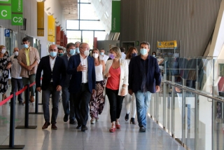 La consellera de Salut, Alba Vergés, caminant amb l&#039;alcalde de Reus i altres autoritats pel passadís central de l&#039;Hospital Sant Joan de Reus