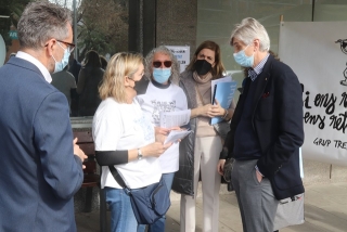 El conseller de Salut, Josep Maria Argimon, conversant amb membres del Grup de Defensa de la Sanitat Pública de Tarragona, davant l&#039;Hospital Joan XXIII de Tarragona