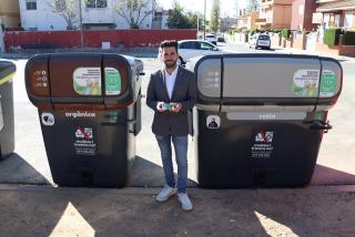 El regidor de Via Pública de Reus, Daniel Marcos, ensenyant els nous contenidors intel·ligents que s&#039;han instal·lat a la ciutat