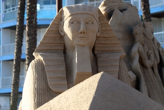 Una de les escultures que configuren la 23a edició del pessebre de sorra situat a la platja de la Pineda de Vila-seca