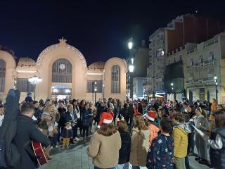 Imatge de la coral del col·legi Sant Pau Apòstol cantant una nadala a la plaça Corsini
