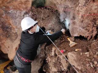 Excavació del testimoni estratigràfic de la boca C de la cova dels Xaragalls, al terme de Vimbodí i Poblet, durant la campanya 2021