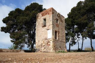 La Torre d’en Virgili és una construcció del segle XIII situada en un extrem dels terrenys del Port de Tarragona destinats a acollir la ZAL de Vila-seca