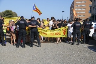 Protesta en rebuig a la presència de Felip V,I als afores del Nou Estadi de Tarragona
