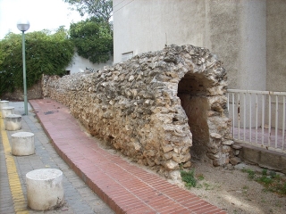 Restes de l’aqüeducte romà del Francolí que es poden observar a l’Avinguda Catalunya de Tarragona. És l’únic lloc on es pot apreciar la secció sencera de l’antic aqüeducte