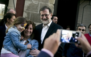El president del govern espanyol, Mariano Rajoy, es fa una fotografia durant la seva passejada recent pel municipi gadità de El Puerto de Santa María