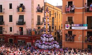 Aleta del 2 de 9 amb folre i manilles carregat per la Colla Jove Xiquets de Tarragona a la segona ronda de la diada de Sant Magí
