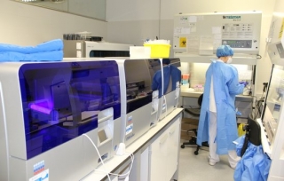 Imatge del laboratori de l&#039;Hospital Joan XXIII de Tarragona on s&#039;analitzen les proves PCR de covid-19 i que incorpora nova maquinària
