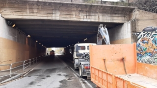 Un camió treballant al pont d&#039;accés al Barri Gaudí de Reus