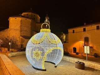 La bola de Nadal a la plaça del Castell és el principal atractiu d’enguany