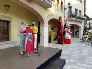 La presidenta de la Diputació, Noemí Llauradó, s’adreça als veïns i veïnes, pronunciant el pregó que inaugura la Festa Major de Sant Abdon i Sant Senén