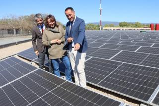 D&#039;esquerra a dreta, el director d&#039;Endesa a Catalunya, Enric Brazis, la directora de l&#039;ICAEN, Marta Morera; i el president del CAT, Joan Alginet, a la nova instal·lació fotovoltaica de Constantí 