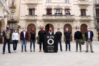 Imatge dels impulsors de la represa castellera a Valls, a la plaça del Blat