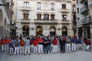 Imatge de presidents i caps de colla d&#039;una seixantena de colles castelleres a la plaça del Blat, prèviament a una reunió convocada per la Coordinadora de Colles Castelleres, el 15 de setembre del 2021