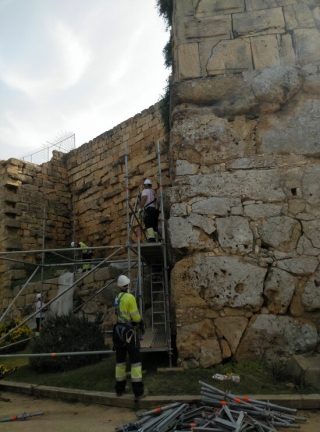 Imatge dels operaris treballant en l’actuació d’urgència per reparar els danys fets a la Torre de la Minerva de Tarragona