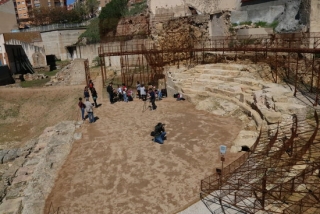 Imatge del teatre romà de Tarragona, després de finalitzar la primera fase de museïtzació del monument, amb la instal·lació d&#039;una estructura de ferro que reprodueix les graderies, el passat 17 d&#039;abril del 2018