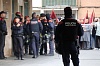 Uns agents dels ARRO mentre s'executa el desnonament a Tarragona amb els manifestants al fons