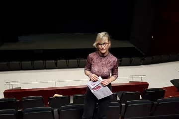 La regidora de Cultura del Vendrell, Silvia Vaquero, ha presentat l'acte inaugural de l'Any Guimerà, al mateix Teatre Àngel Guimerà (TÀG)
