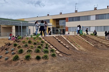 El pati de l'escola Santa Anna ha estrenat noves zones verdes i d'esbarjo